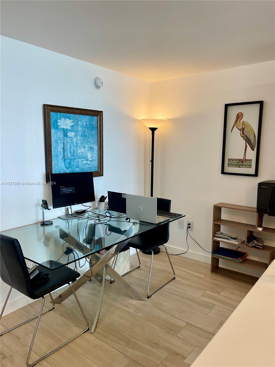 460 NE 28th St # 1902