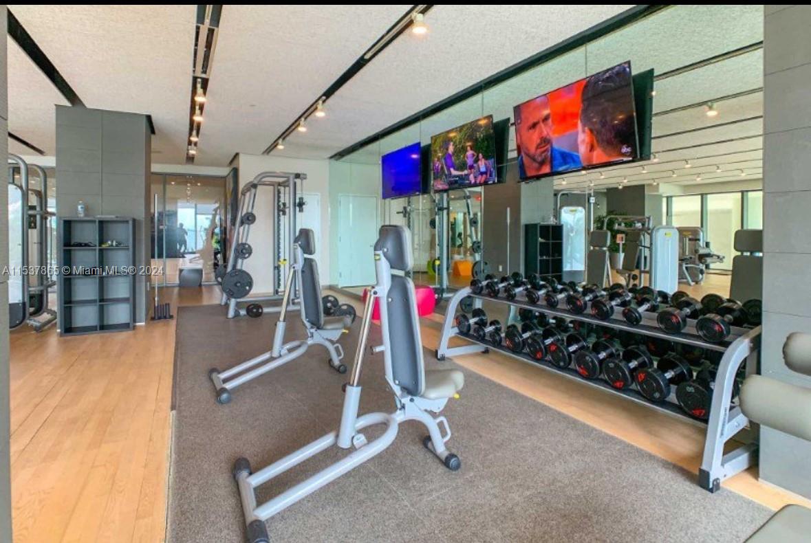 460 NE 28th St # 1902