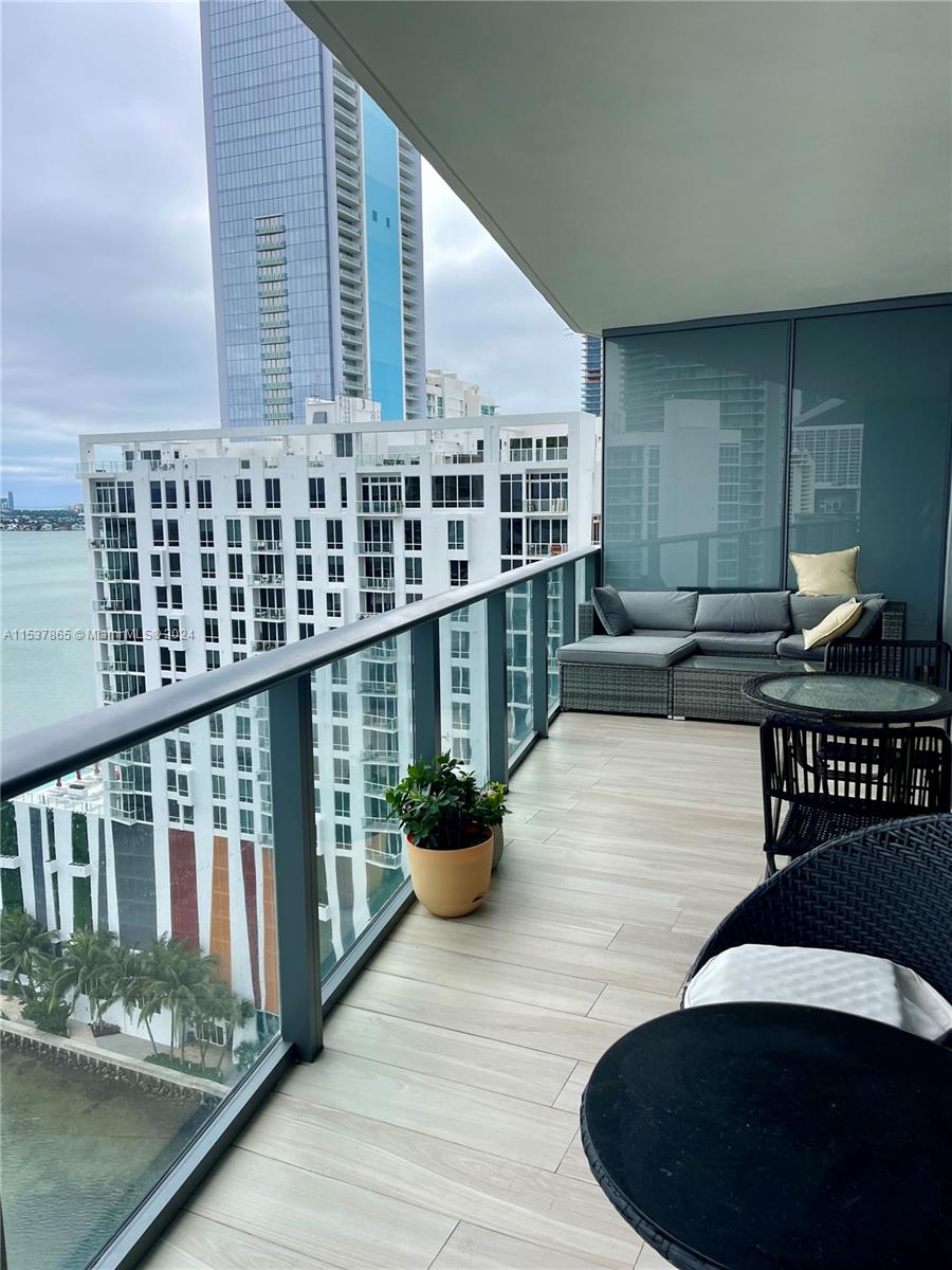 460 NE 28th St # 1902