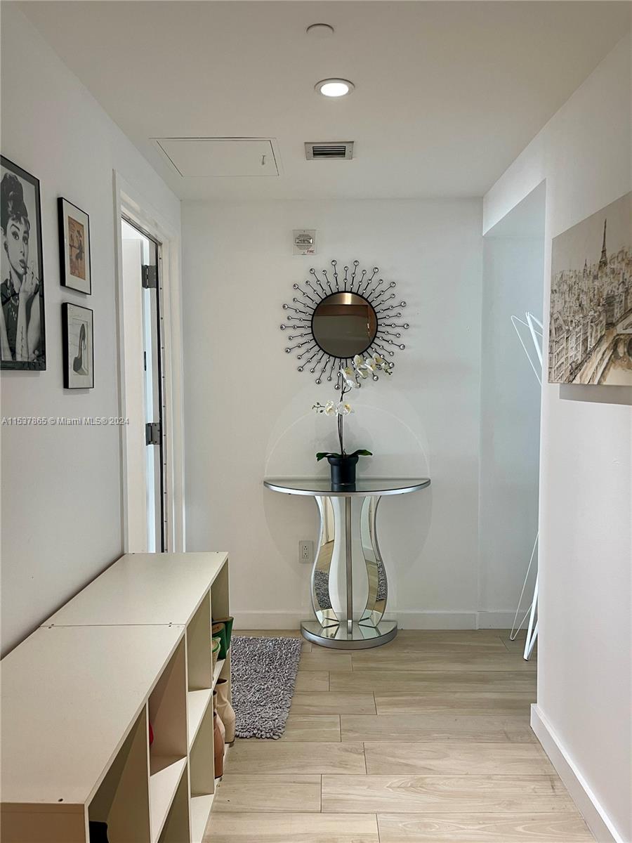 460 NE 28th St # 1902