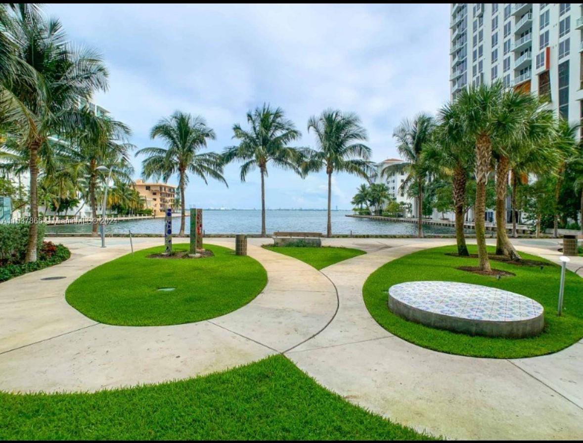 460 NE 28th St # 1902