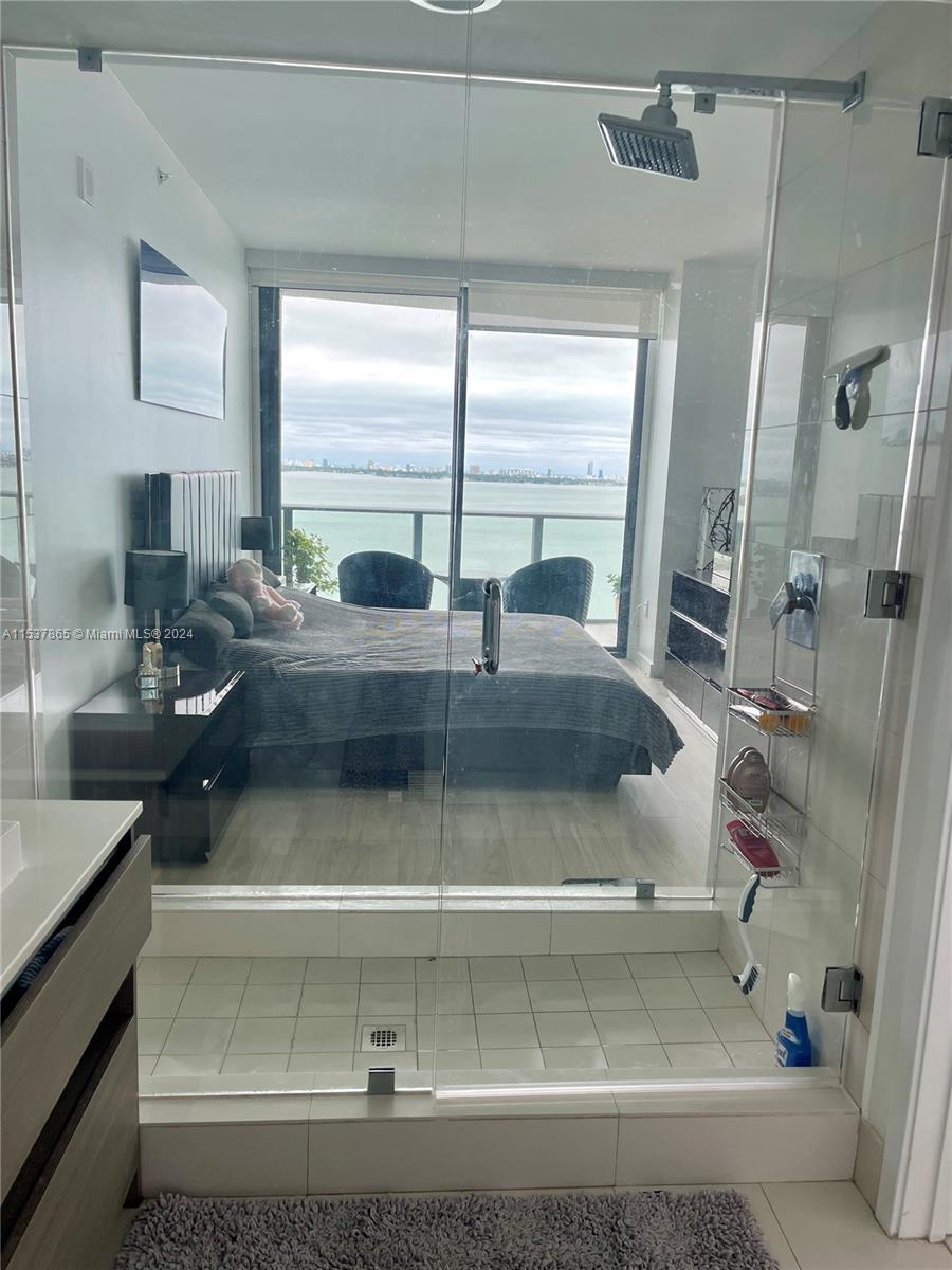 460 NE 28th St # 1902