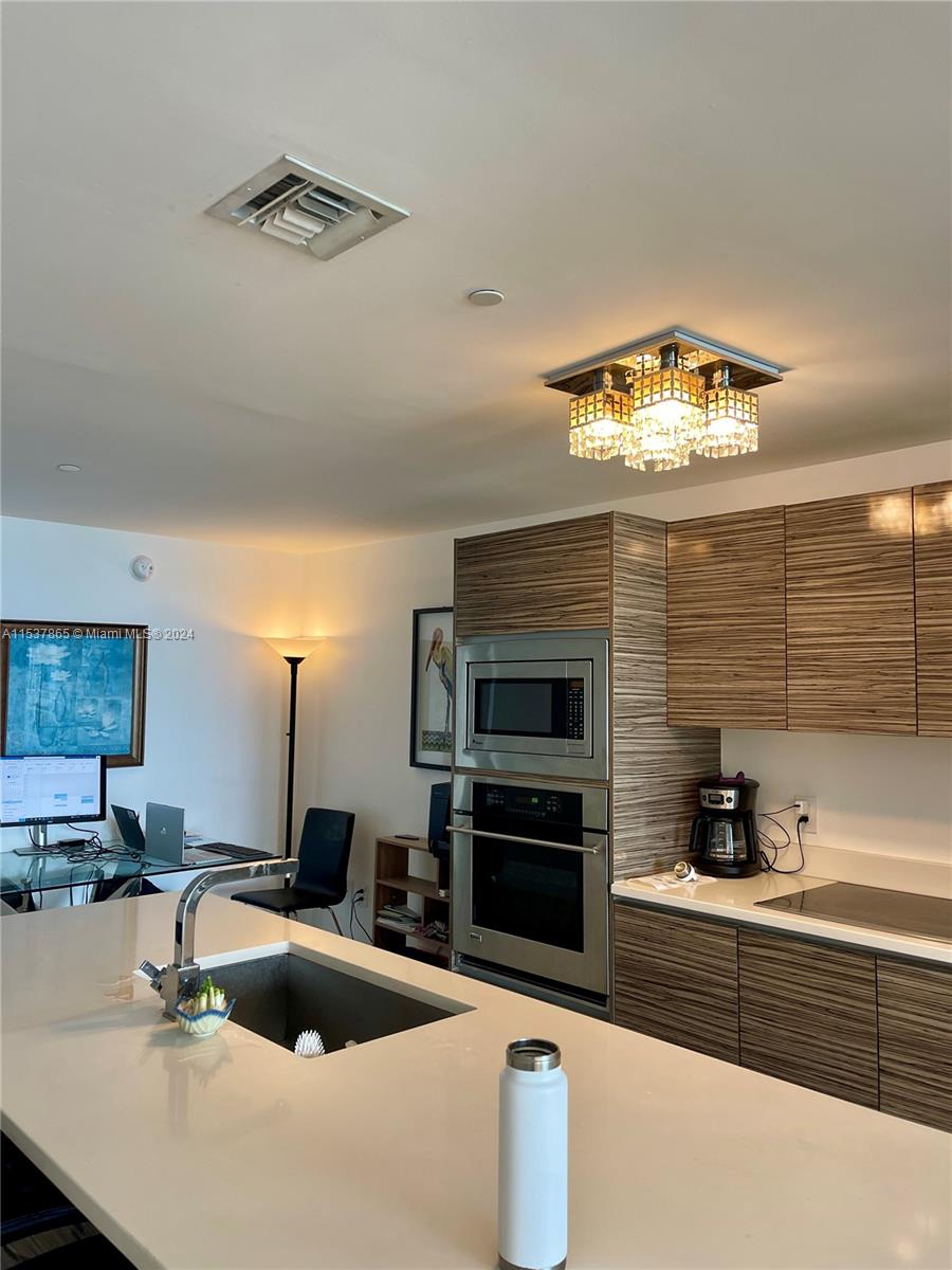 460 NE 28th St # 1902