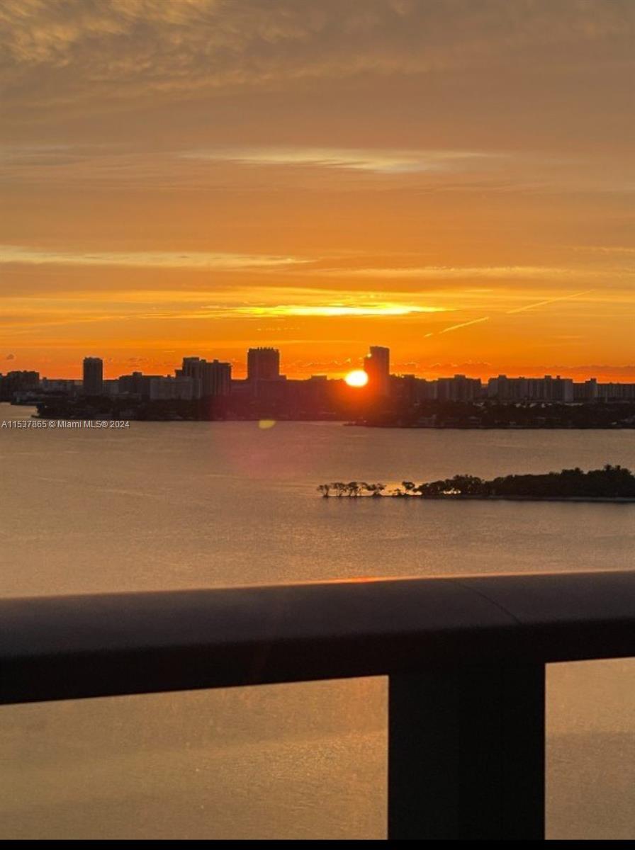 460 NE 28th St # 1902