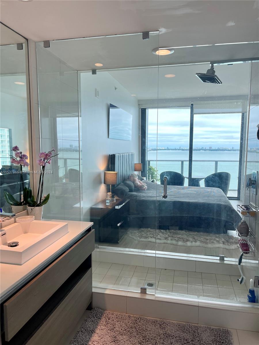 460 NE 28th St # 1902