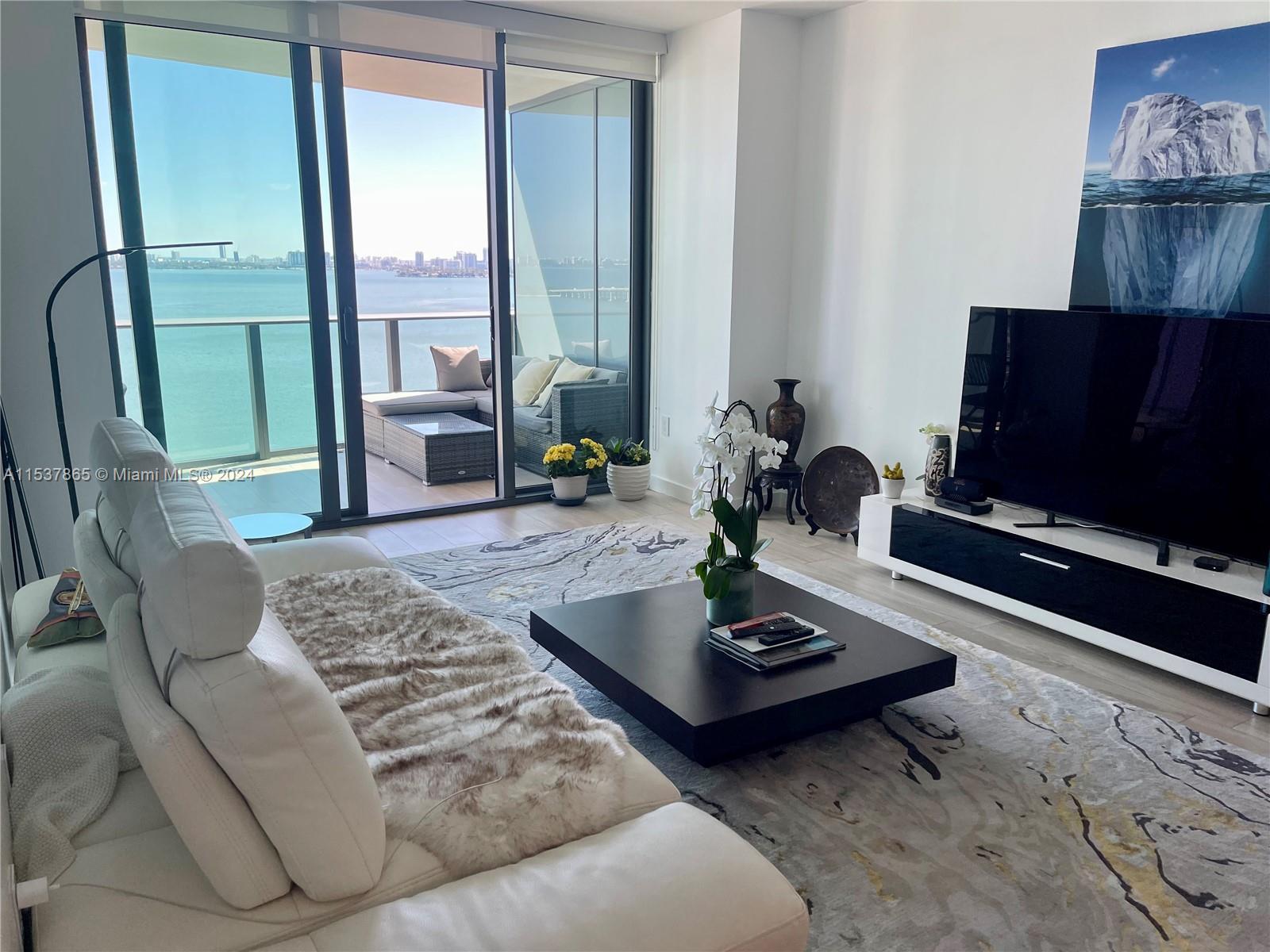 460 NE 28th St # 1902