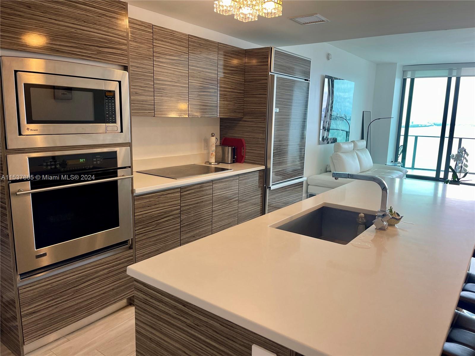 460 NE 28th St # 1902