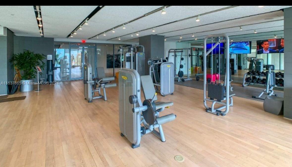 460 NE 28th St # 1902