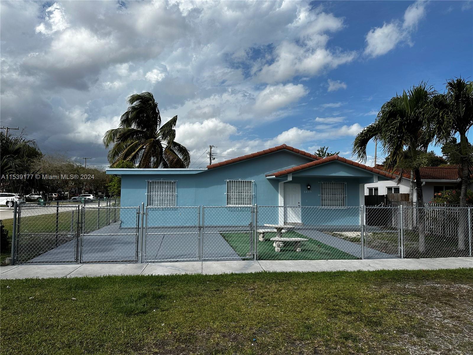 6895 SW 39th Unit: -