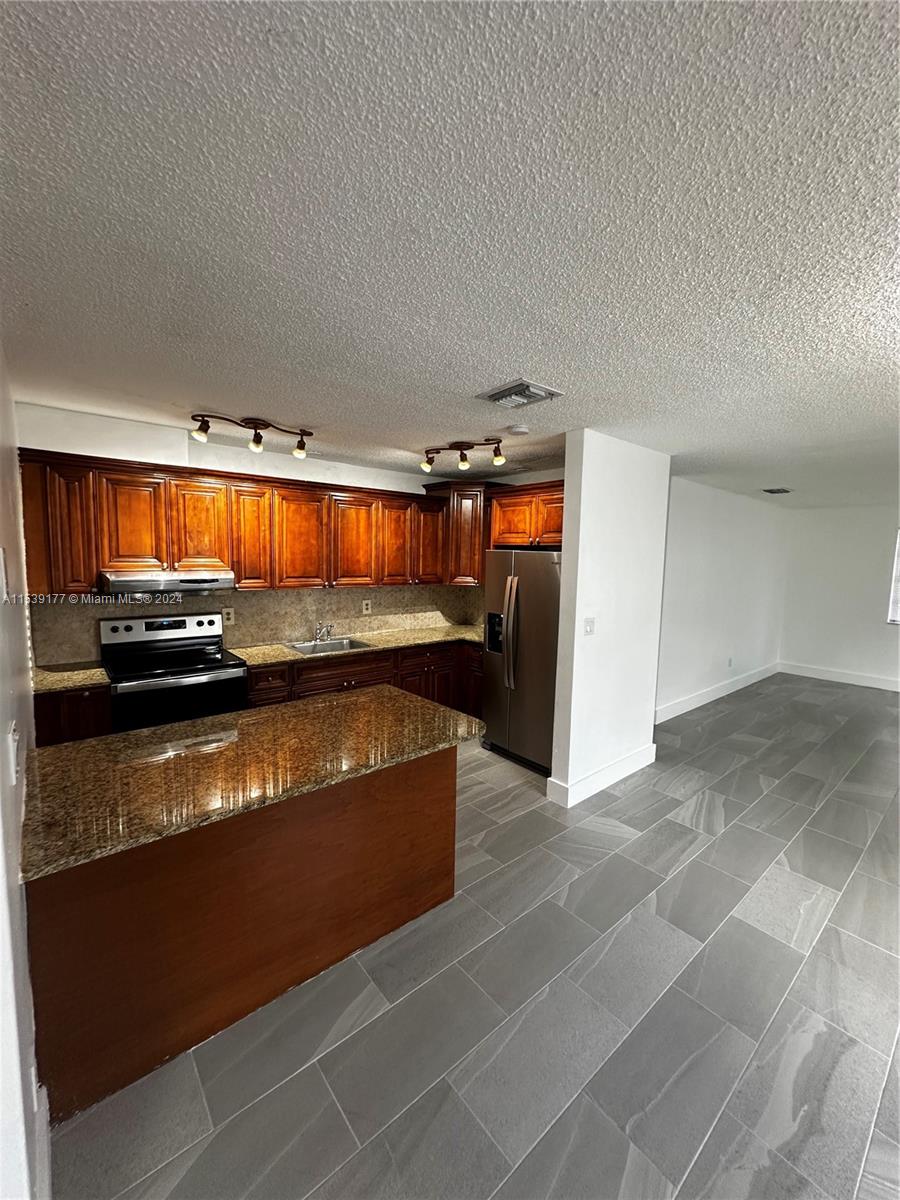 6895 SW 39th Unit: -