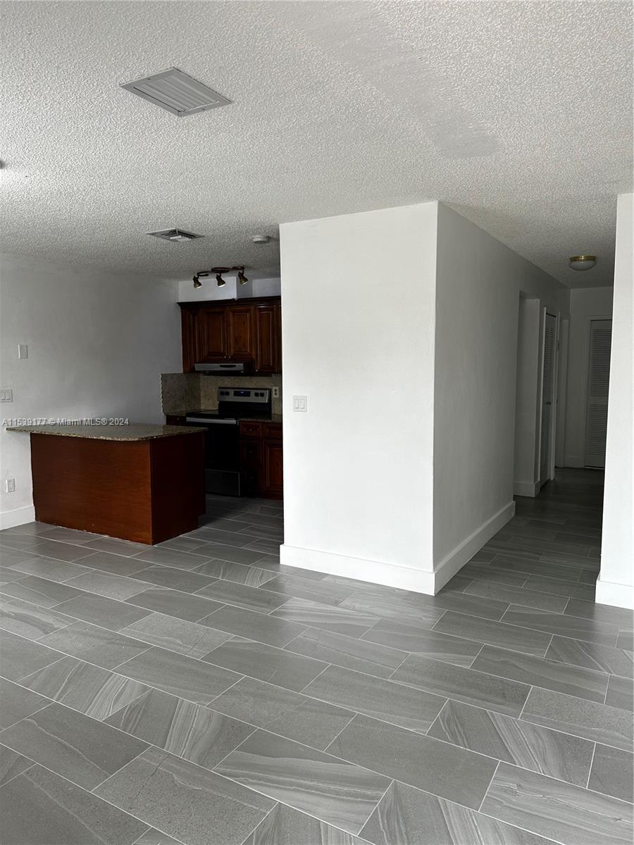 6895 SW 39th Unit: -