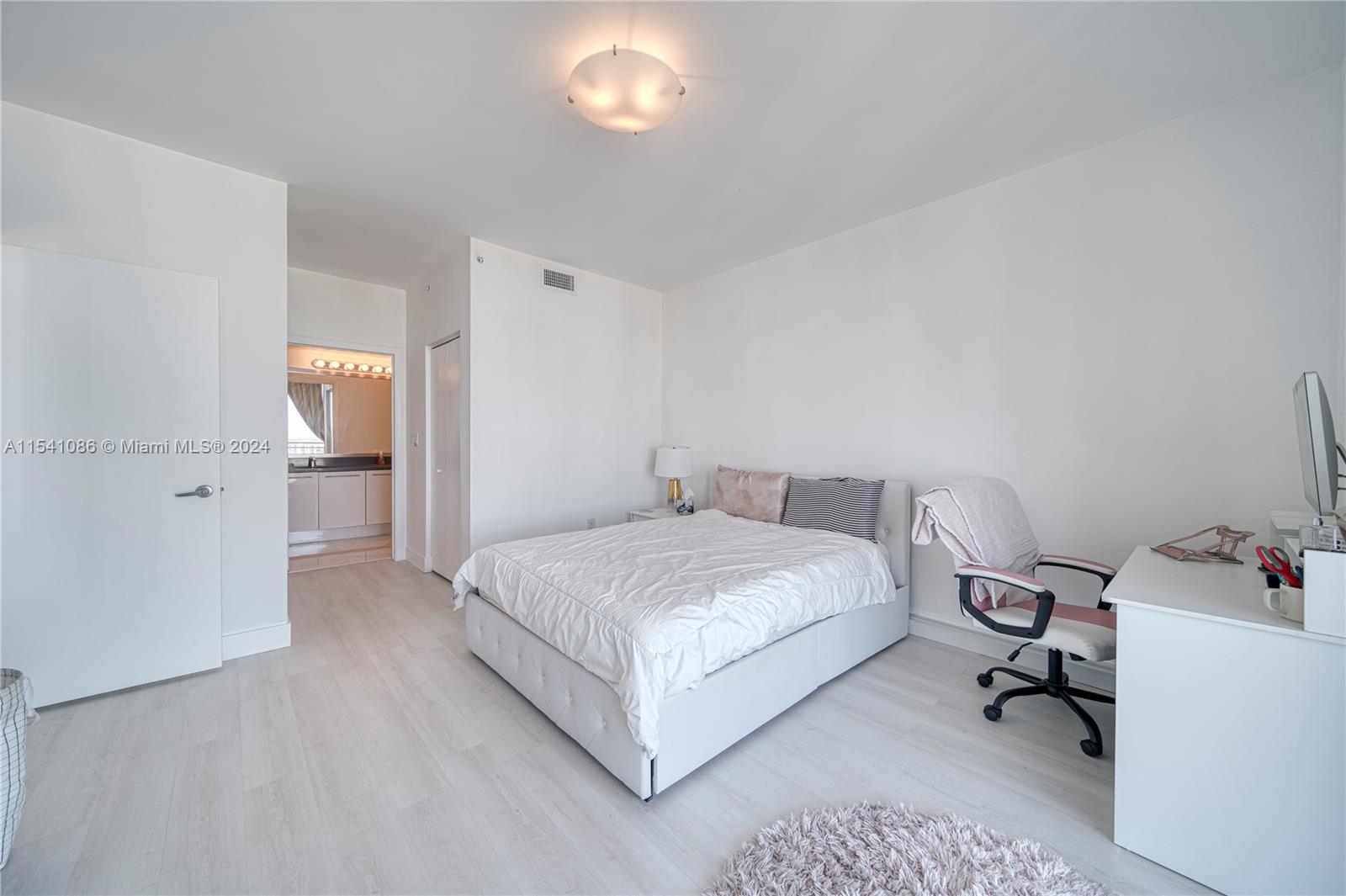 90 SW 3rd St # 3607