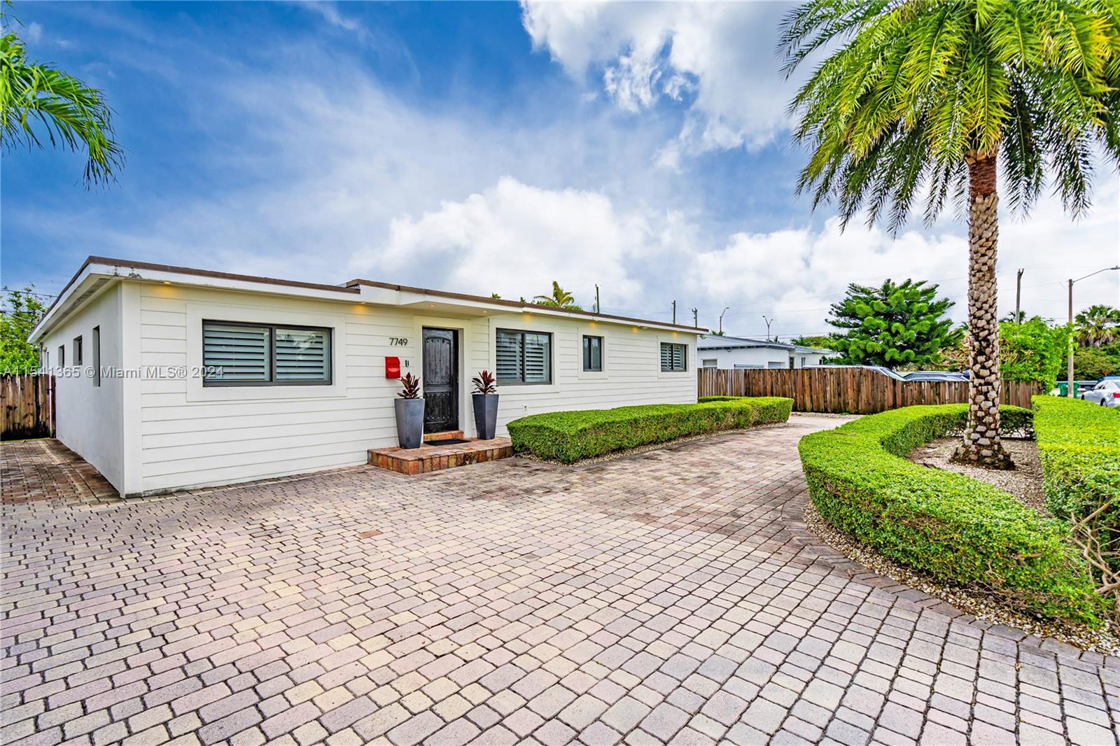 7749 SW 34th Ter