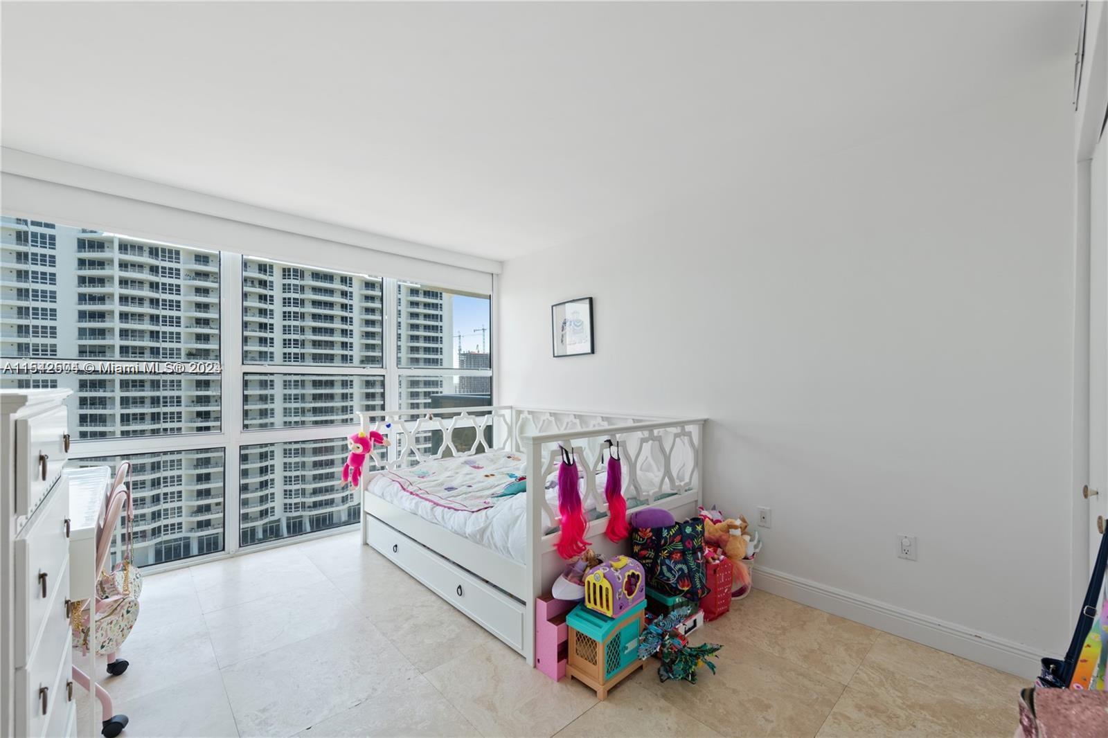 600 NE 36th St # 2004