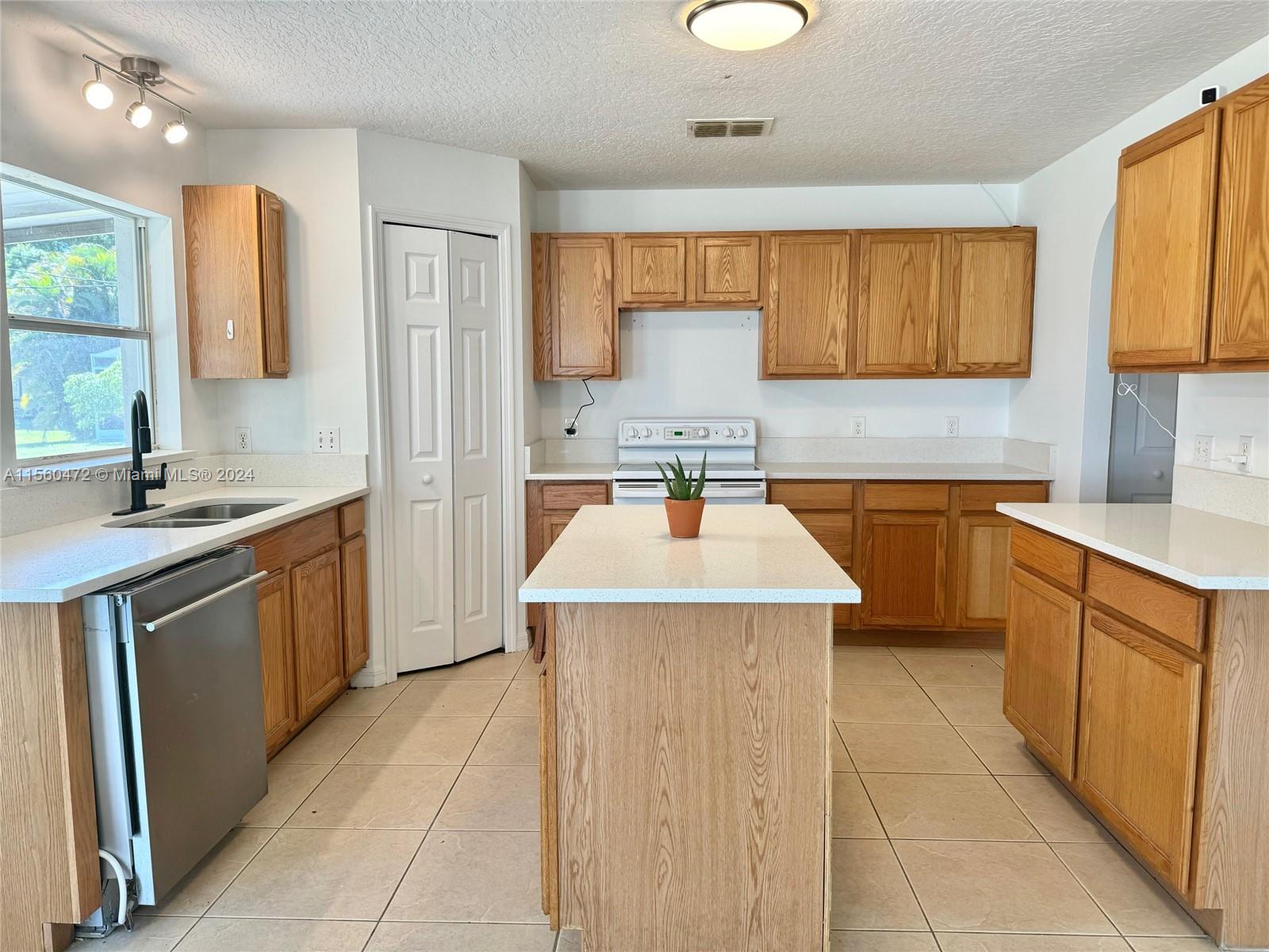 638 SE Capon Ter, Port St. Lucie