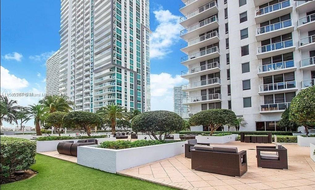 1050 Brickell Ave # 1004