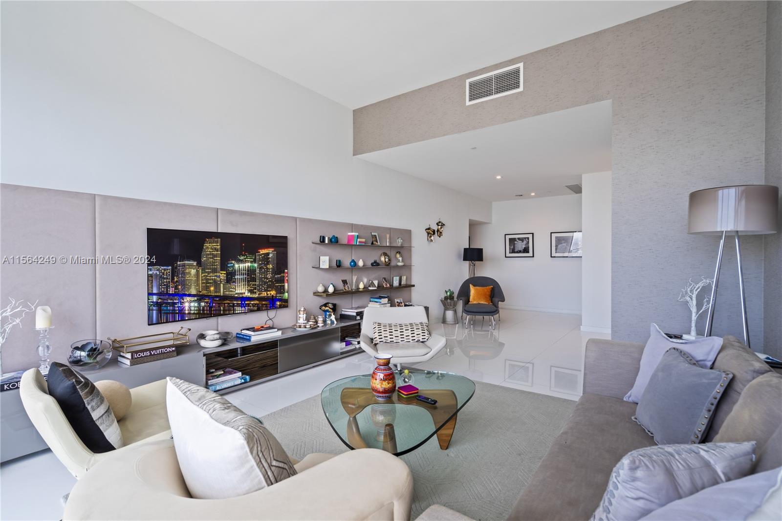 88 SW 7th St # 4203
