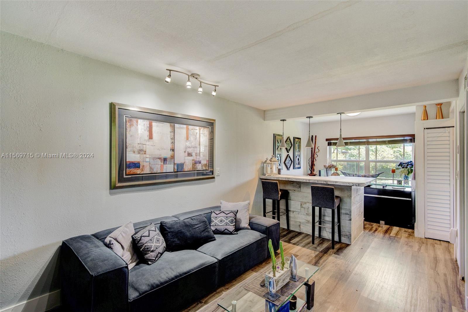 291 E 4th Ave # 3