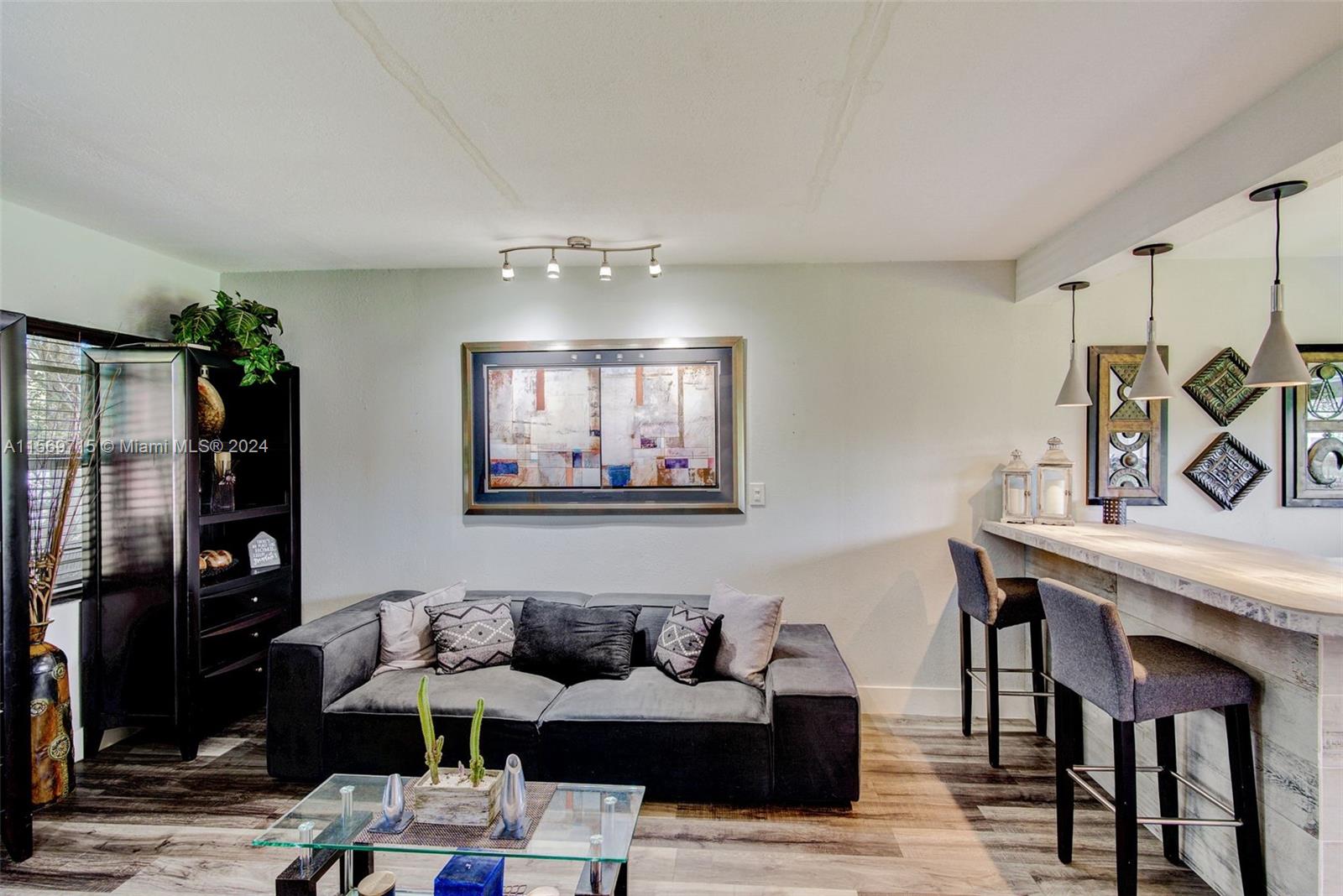 291 E 4th Ave # 3