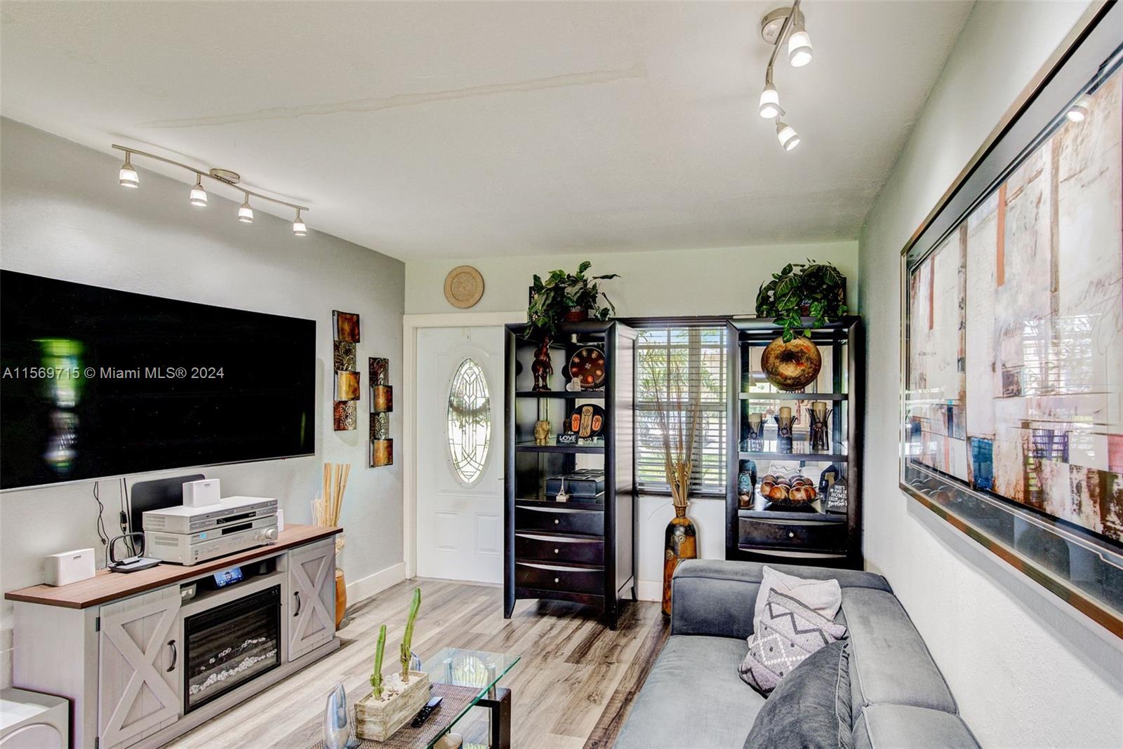 291 E 4th Ave # 3