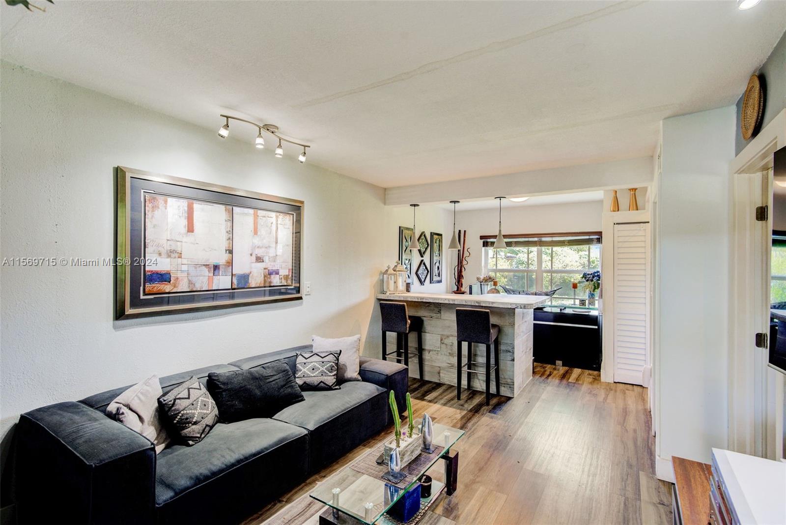 291 E 4th Ave # 3