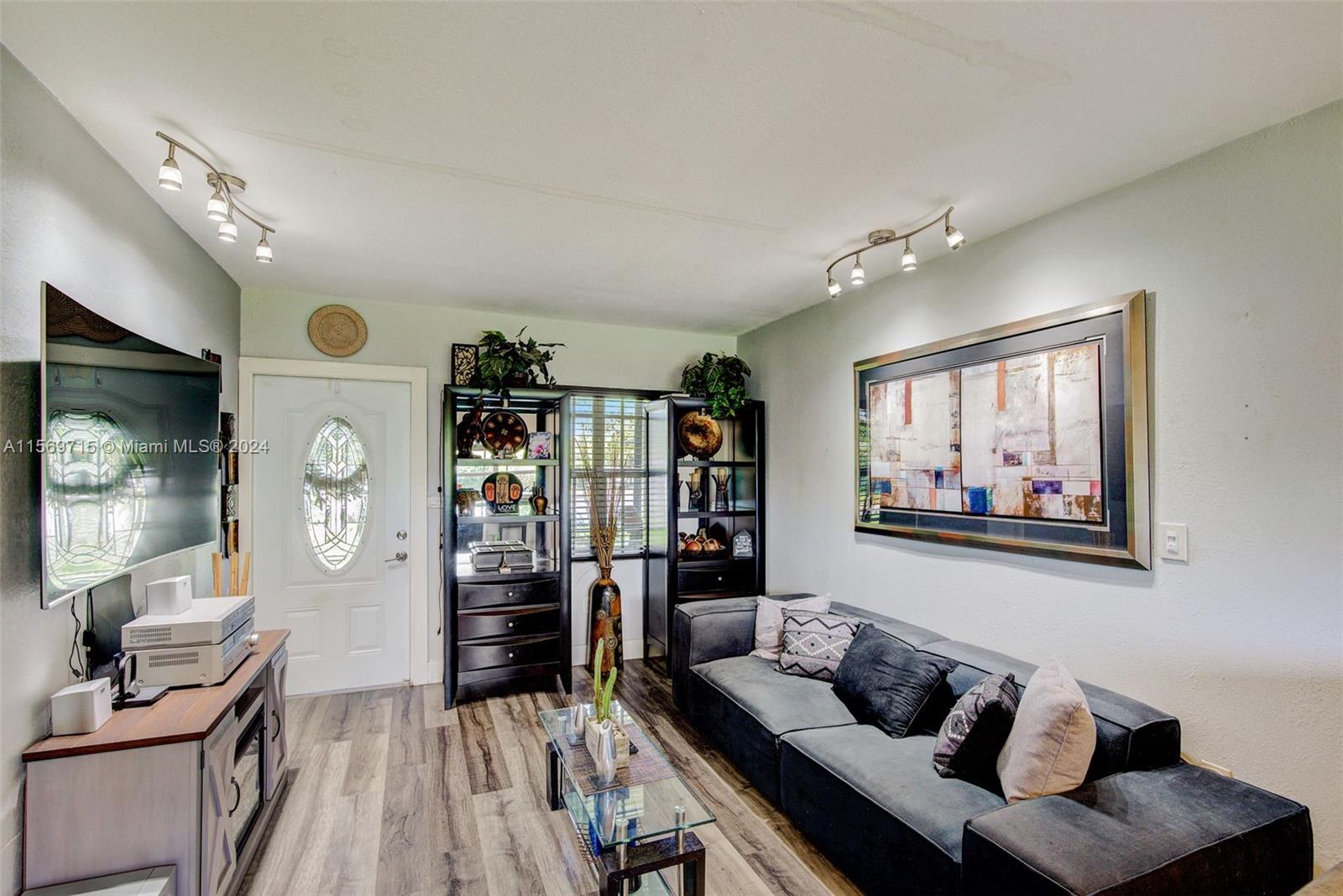 291 E 4th Ave # 3