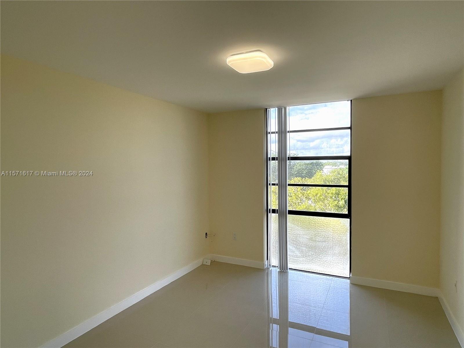 16851 NE 23rd Ave # 521 Unit: B-521