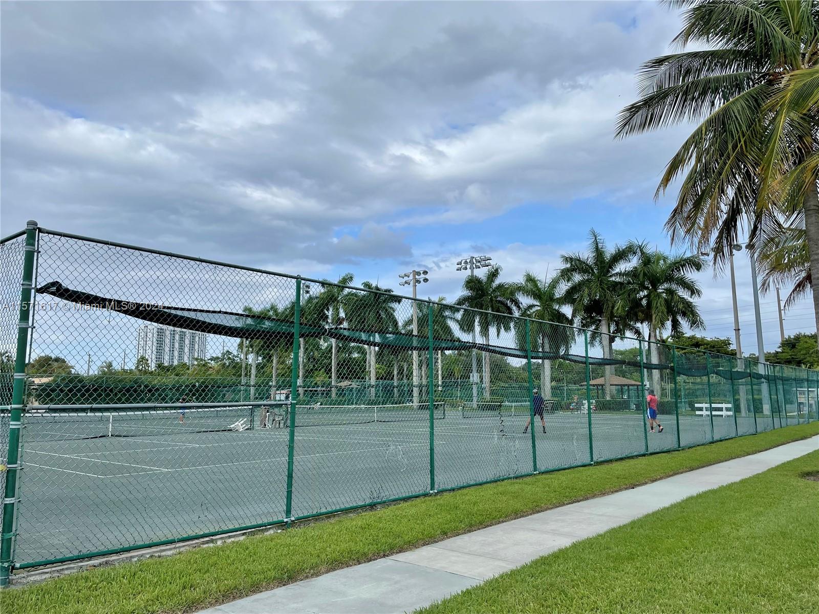 16851 NE 23rd Ave # 521 Unit: B-521