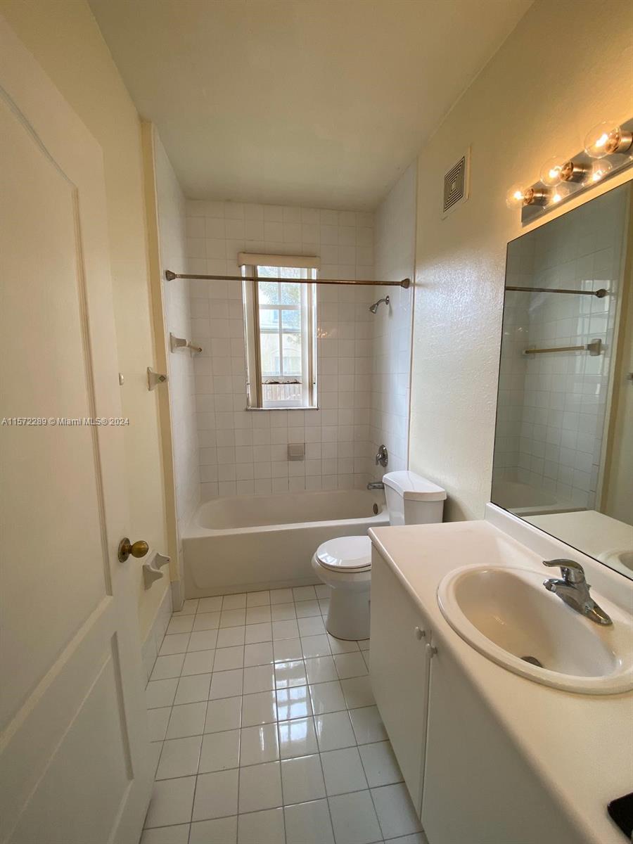 1663 SE 27th Dr # 100