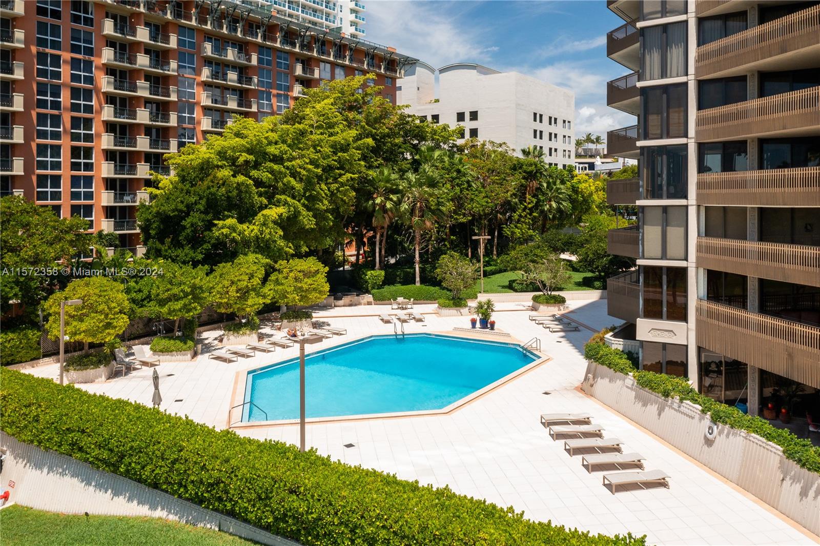 2901 S Bayshore Dr # 12E