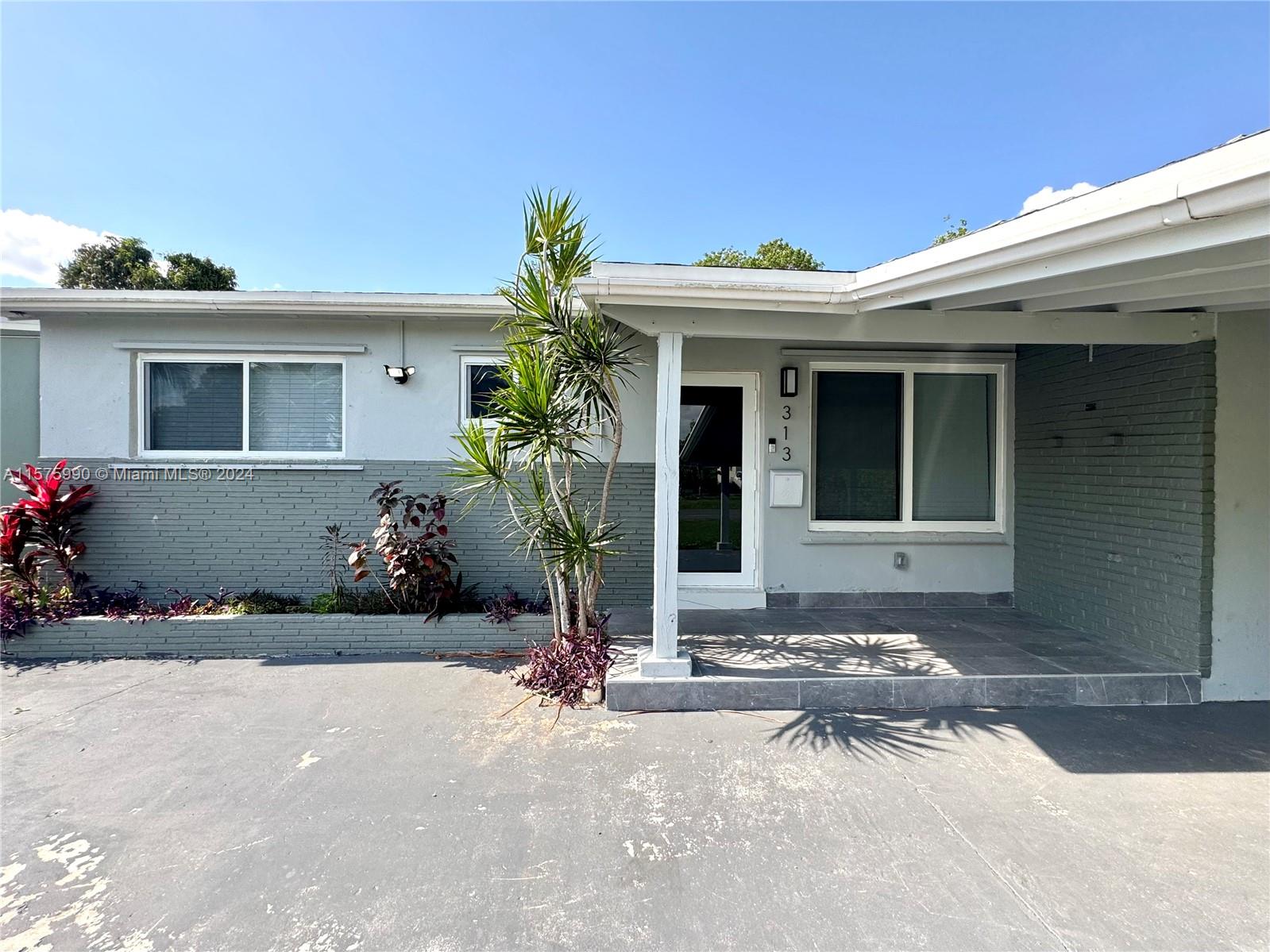 313 SW 7th Ct