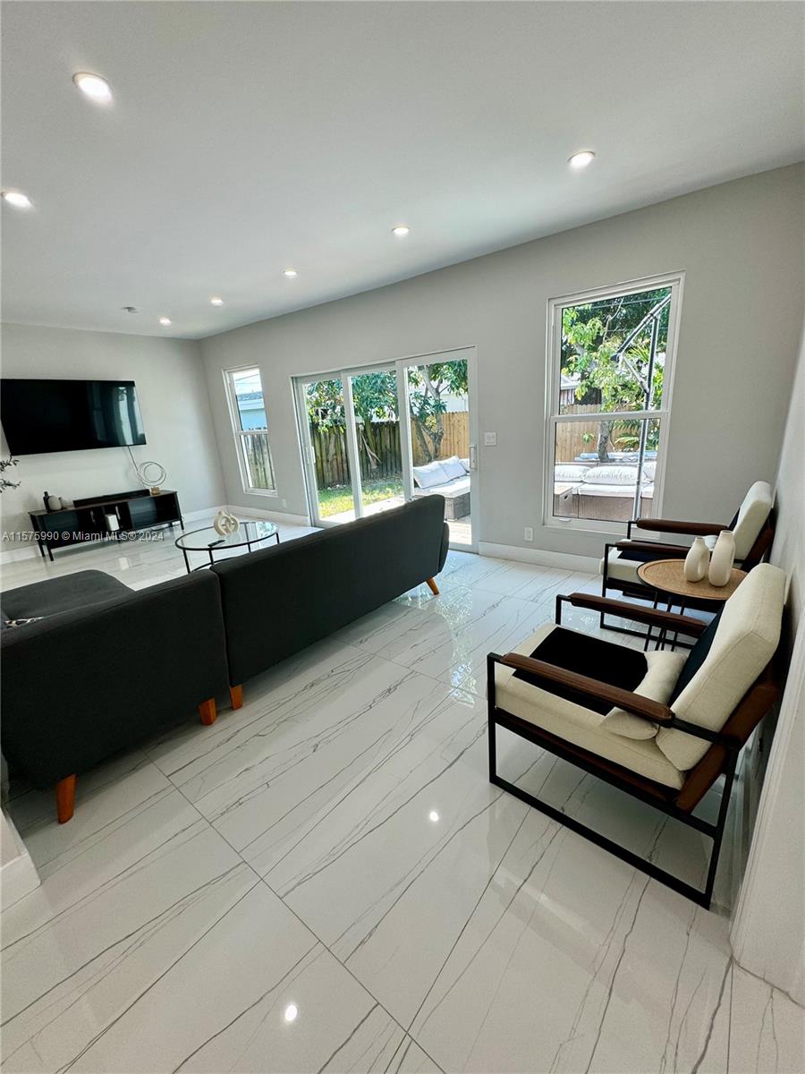 313 SW 7th Ct