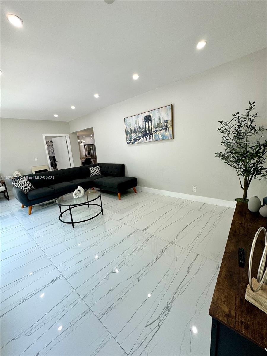 313 SW 7th Ct