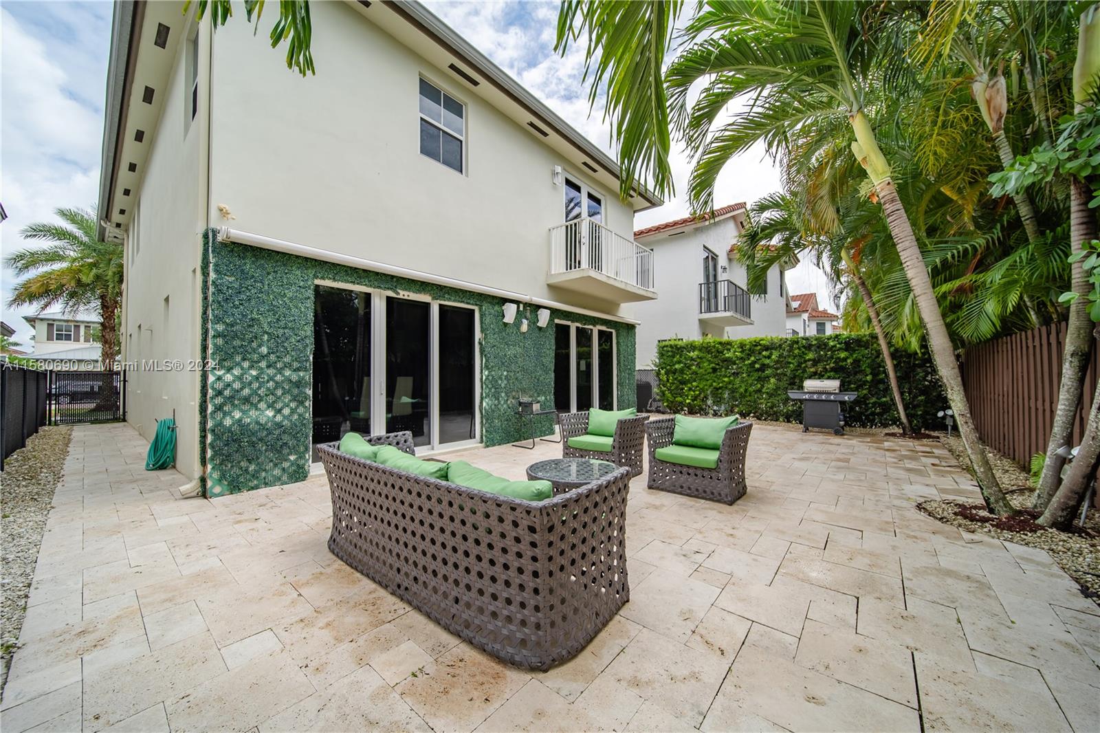 10570 NW 69th Ter