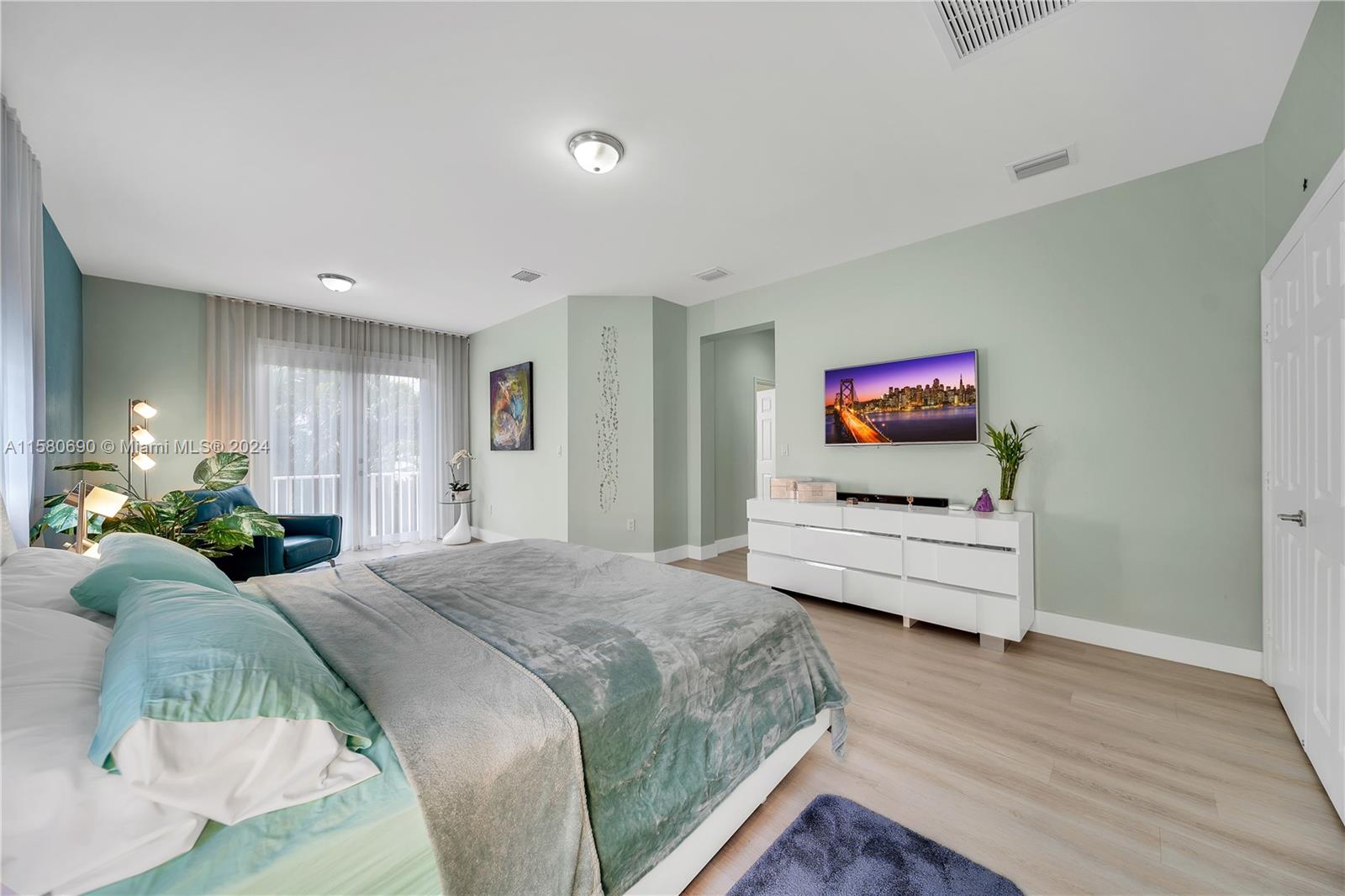 10570 NW 69th Ter