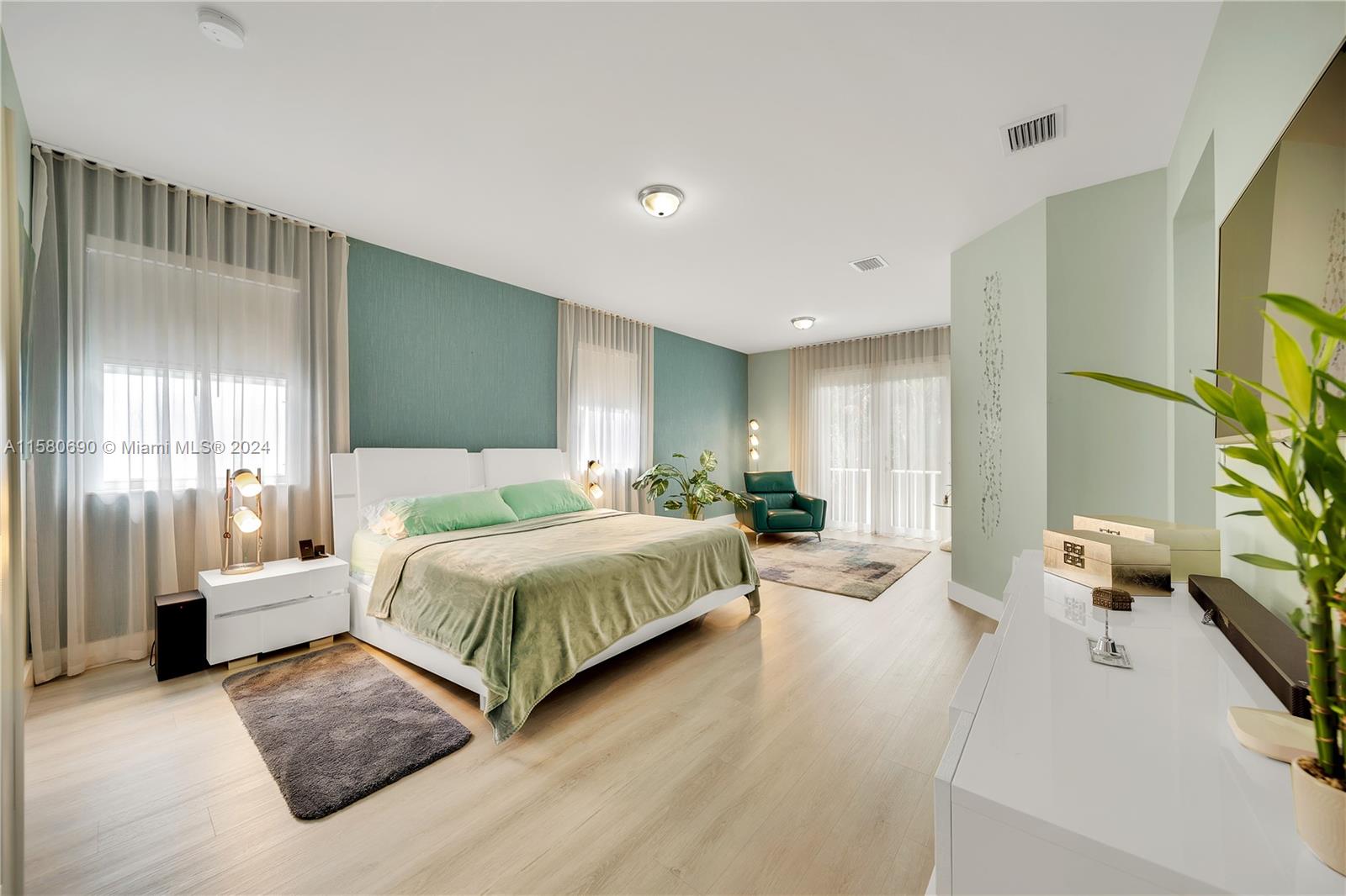 10570 NW 69th Ter