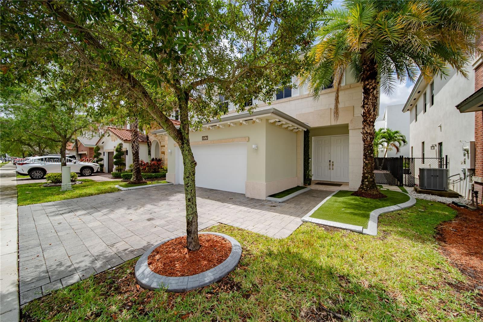 10570 NW 69th Ter