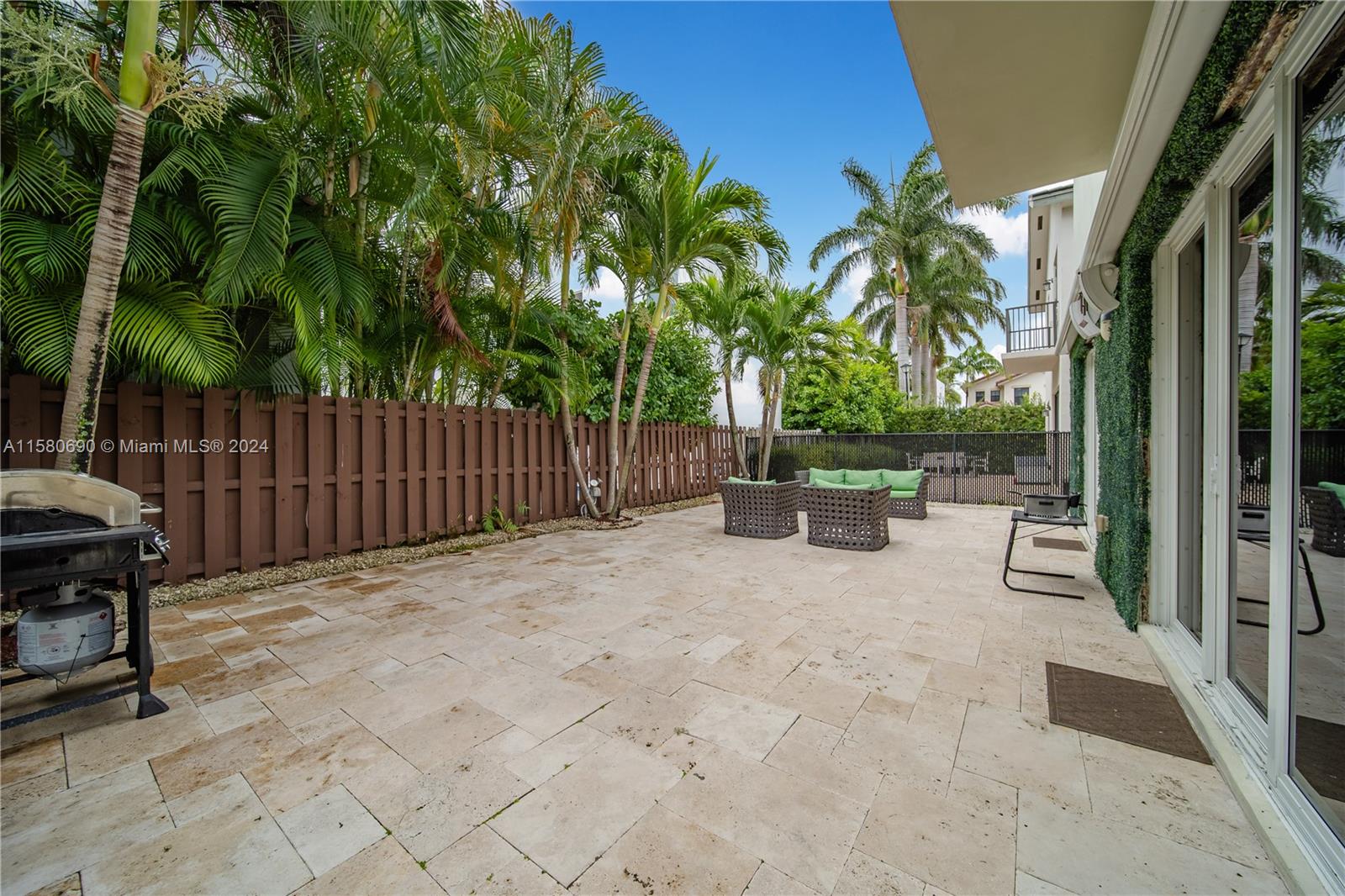 10570 NW 69th Ter