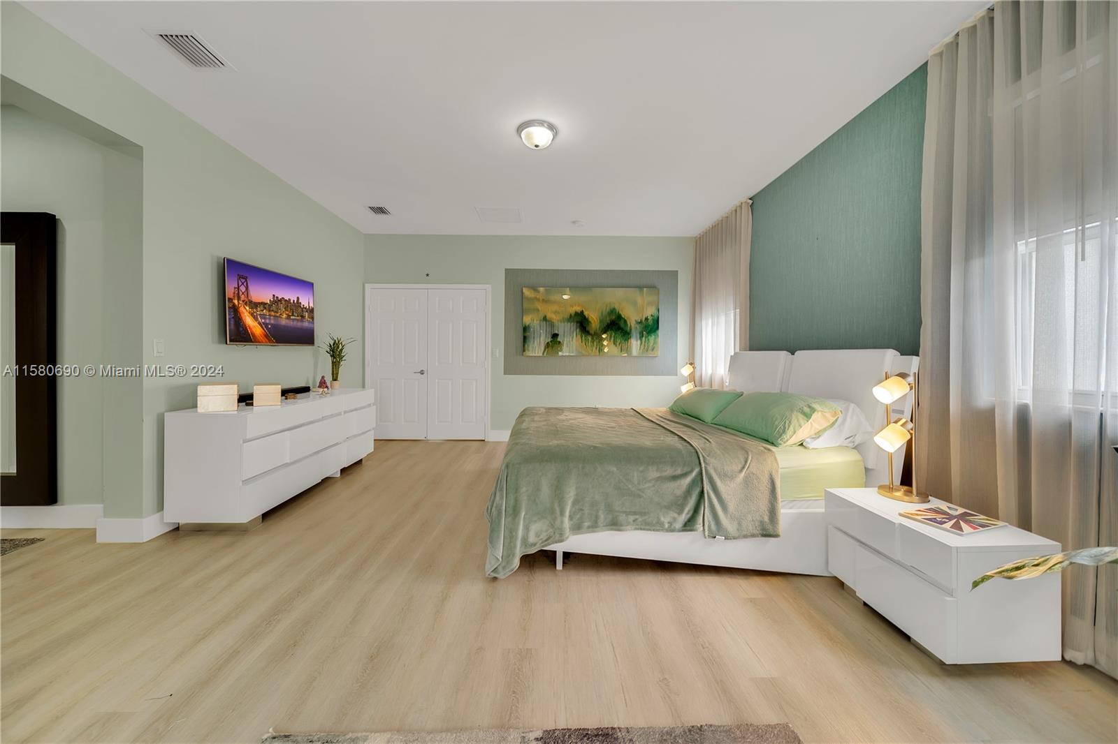 10570 NW 69th Ter