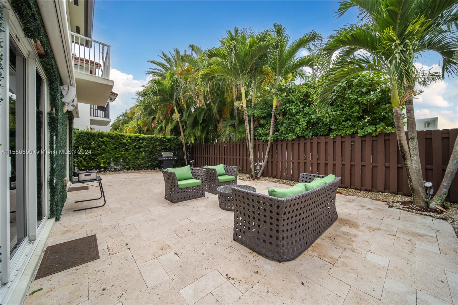 10570 NW 69th Ter
