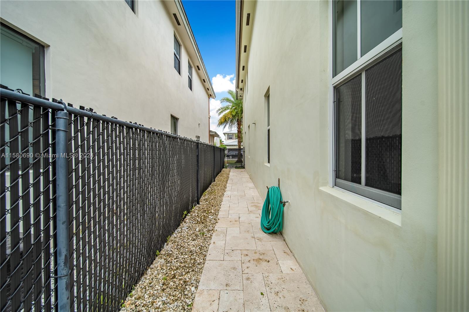 10570 NW 69th Ter