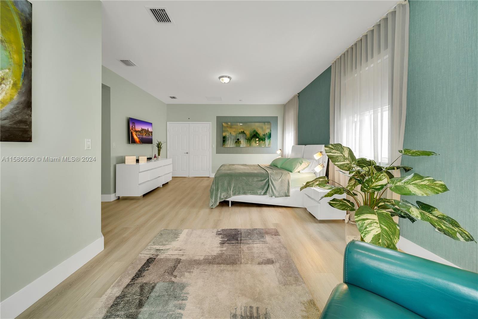10570 NW 69th Ter