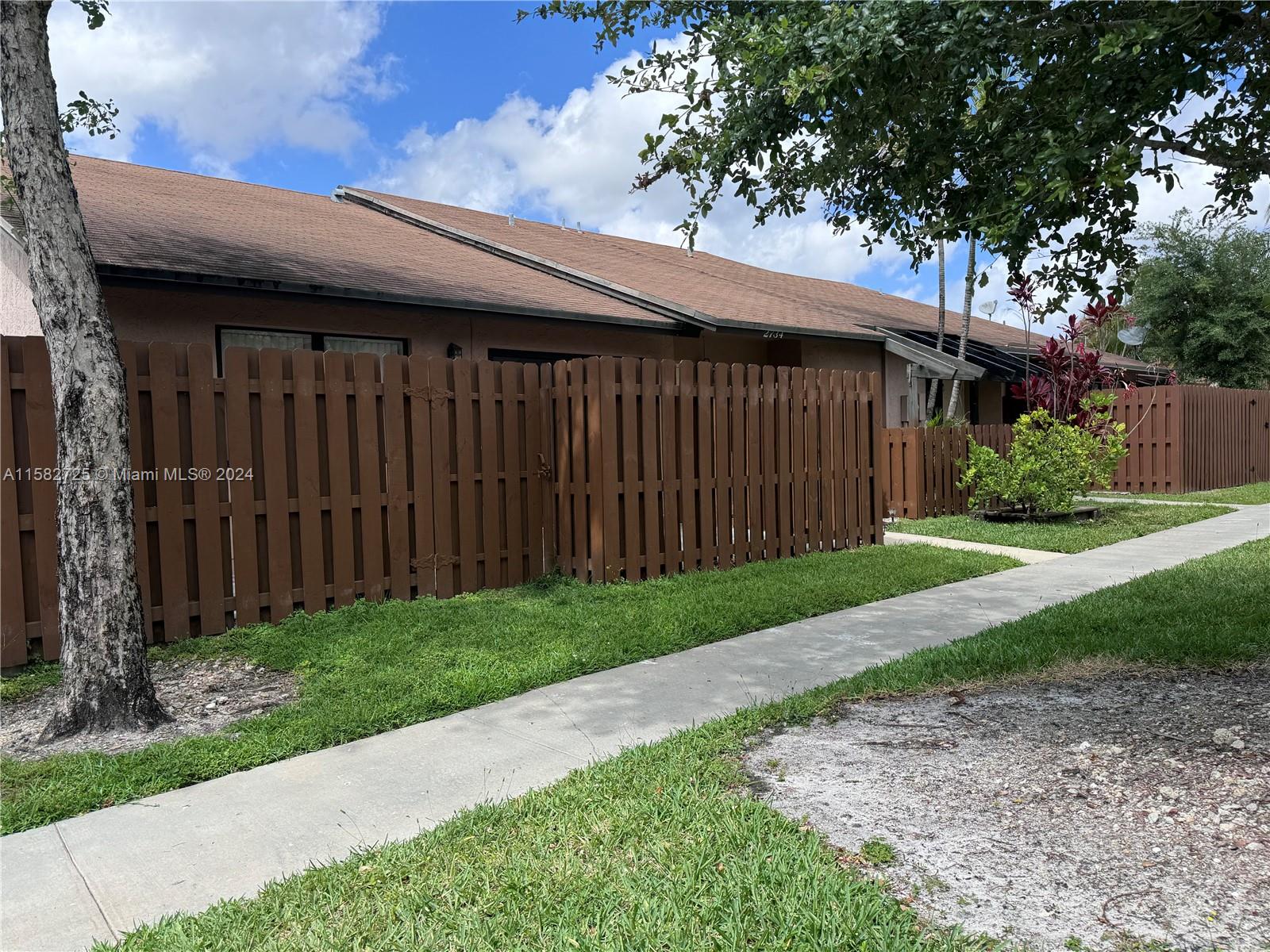2734 N Nob Hill Rd