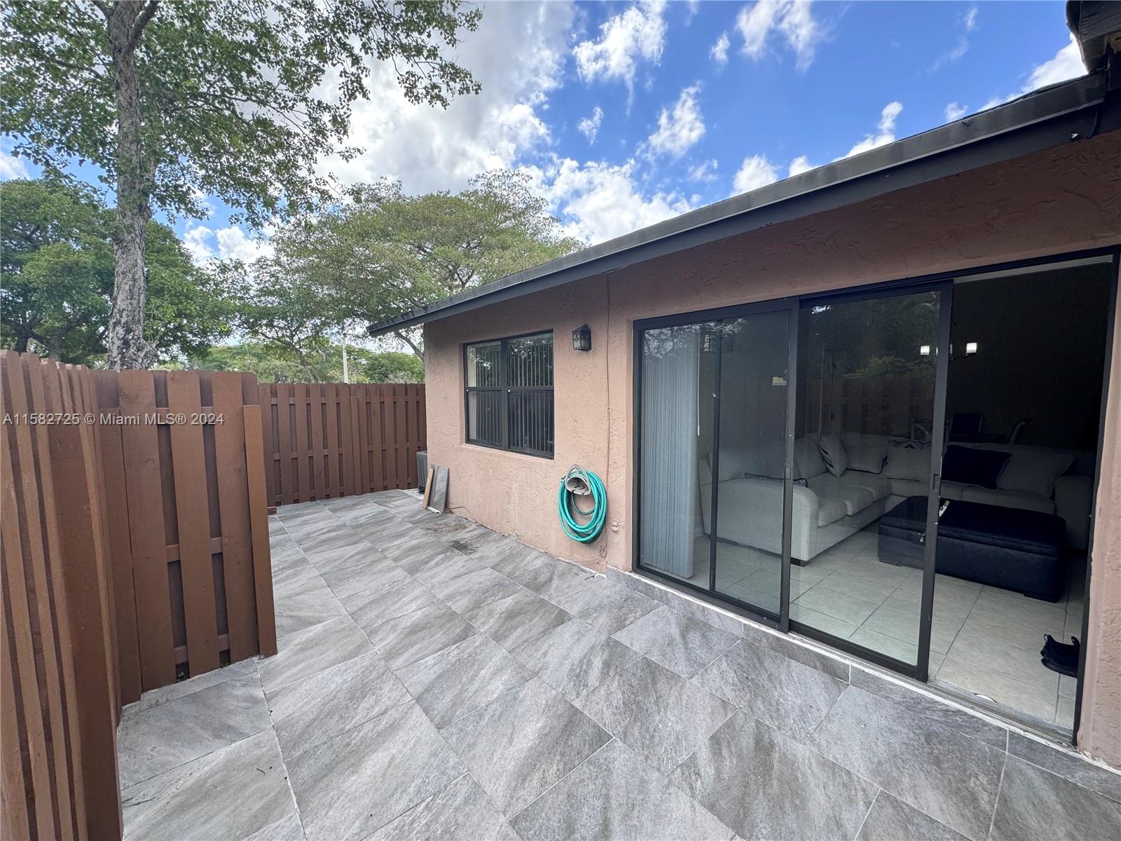 2734 N Nob Hill Rd