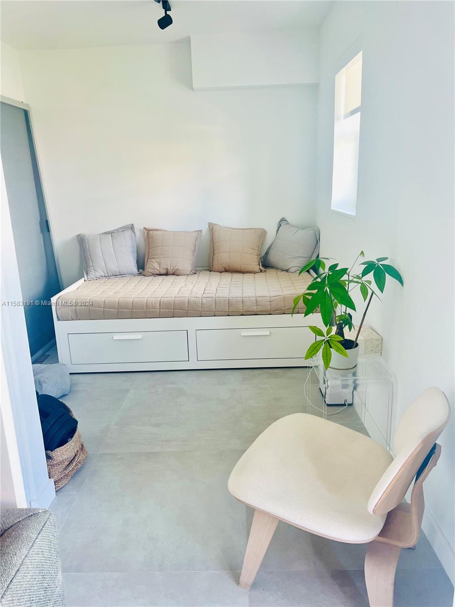 240 Collins Ave # 4A