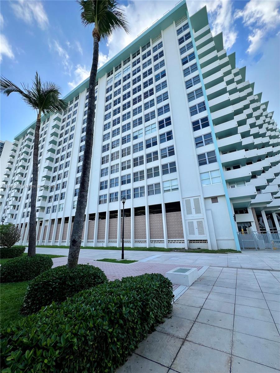 2899 Collins Ave # 905