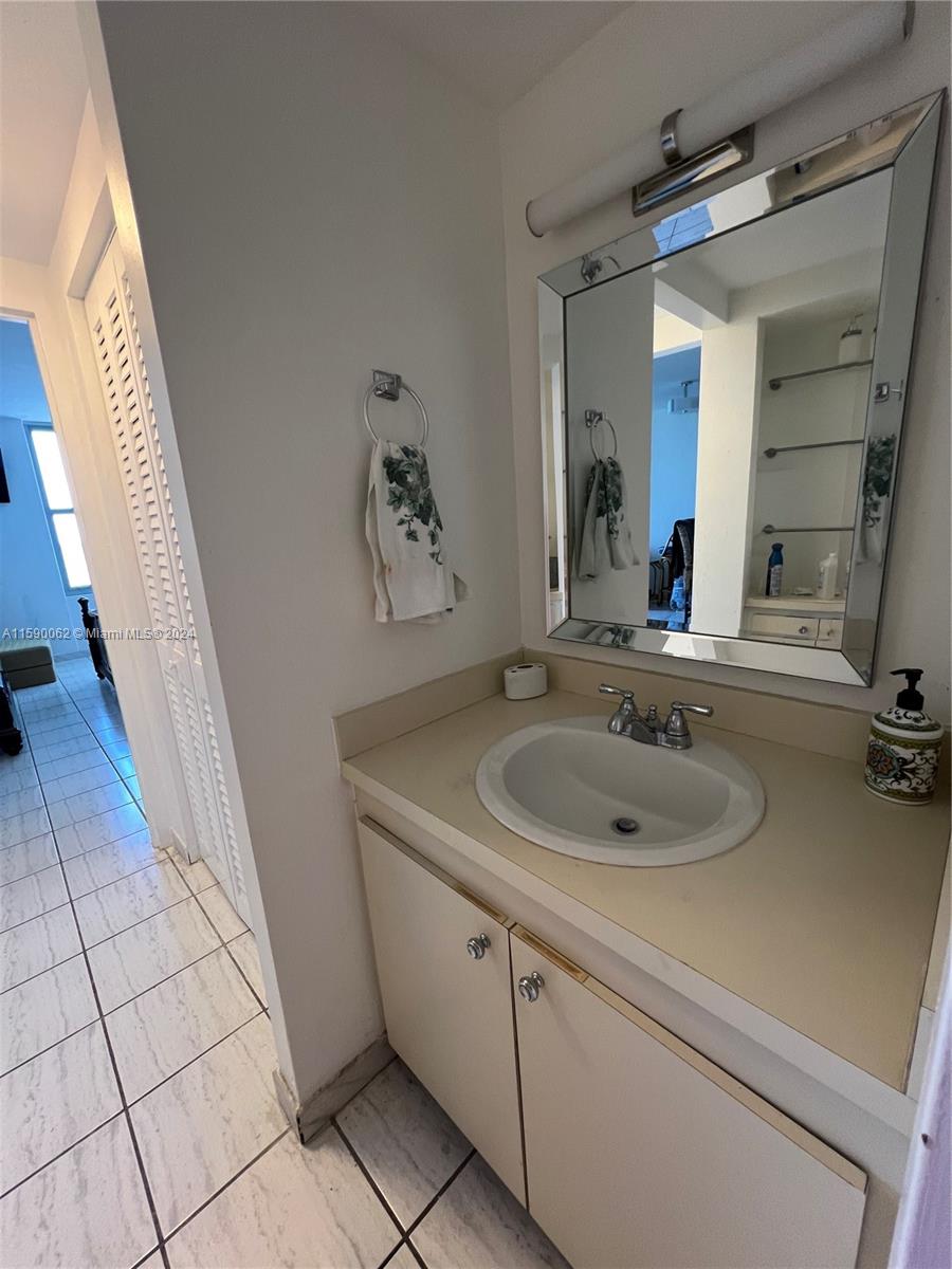 2899 Collins Ave # 905