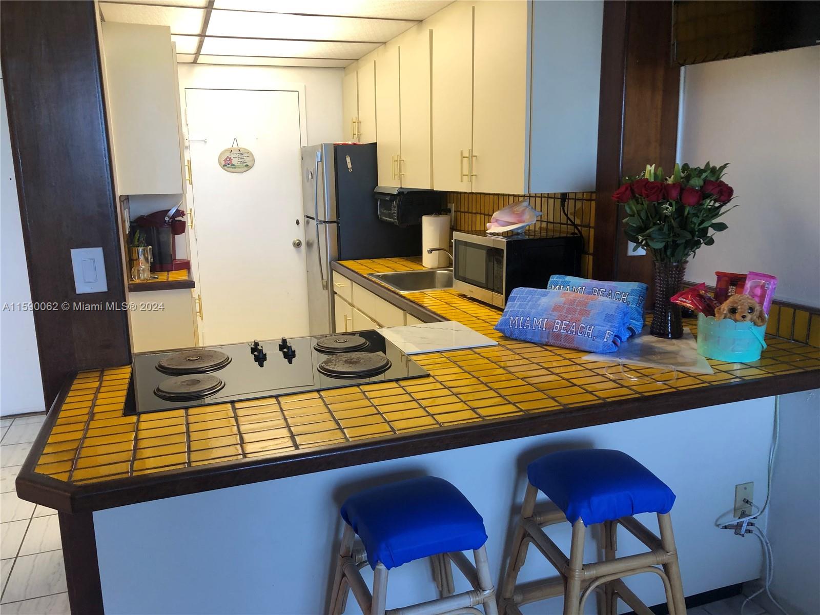 2899 Collins Ave # 905