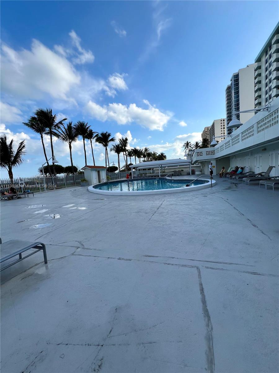 2899 Collins Ave # 905