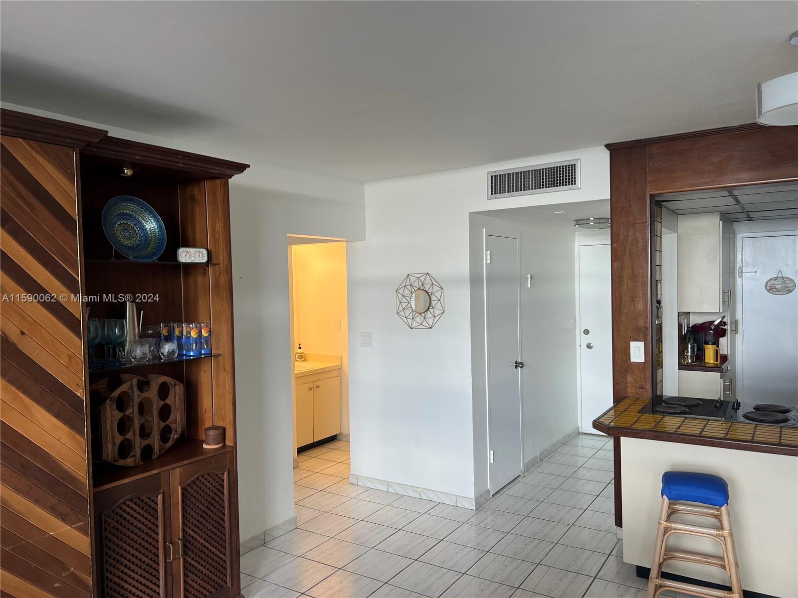 2899 Collins Ave # 905
